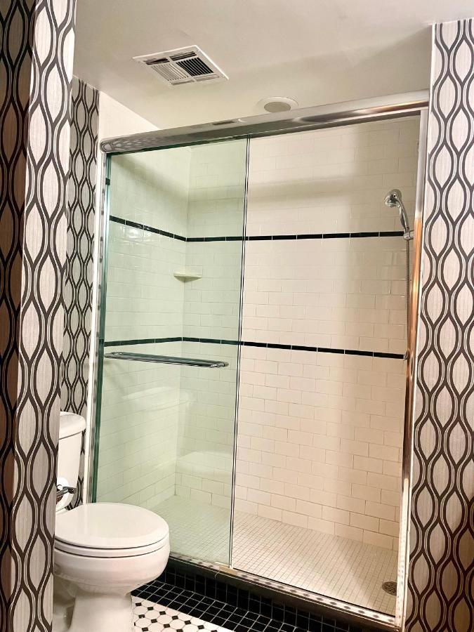 Park Manor Hotel Clifton Park Kültér fotó A shower door