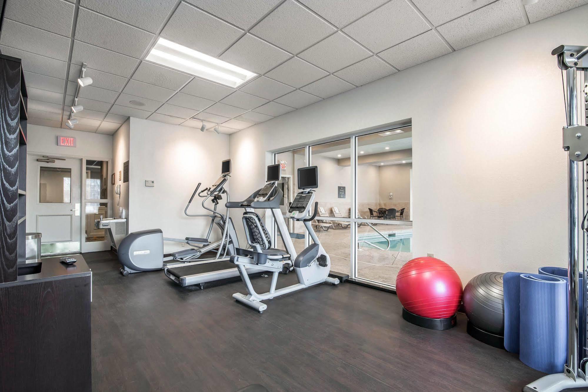 Park Manor Hotel Clifton Park Kültér fotó The fitness center at the 100 North Main Street location