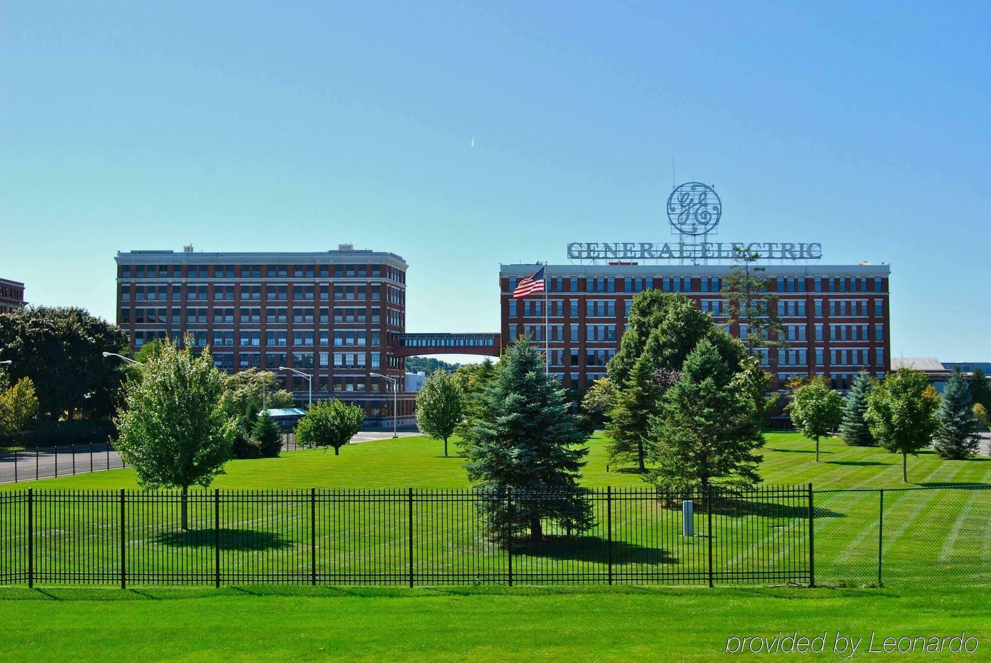 Park Manor Hotel Clifton Park Kültér fotó The General Motors Technical Center in Warren, Michigan